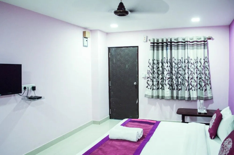 Sri Sai Suites by OYO Rooms