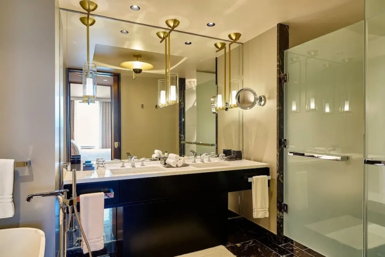 Executive Double Club Suite