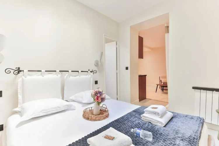 Peaceful Apartment in Eiffel Tower