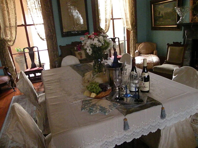 Parisian Courtyard Inn