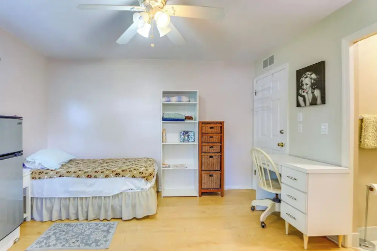 Walkable Studio in Pinellas Park w/ Desk & Patio