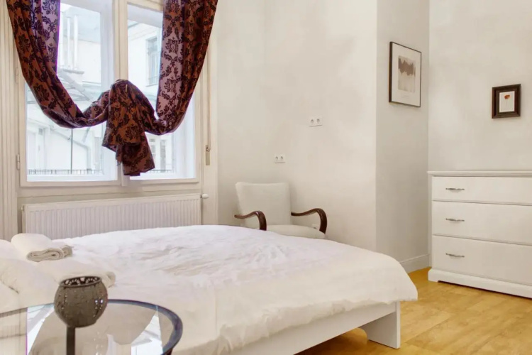 4BR , 3BHR with AC at the OPERA