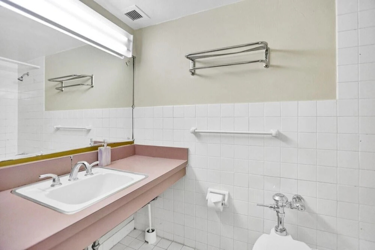 Lovely 2br/1bath, Hallandale Beach, Outdoor Pool & Free Parking!