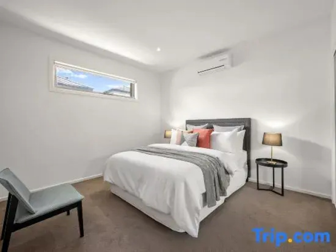 Relaxing Getaway Oasis with Patio in Charming Kew