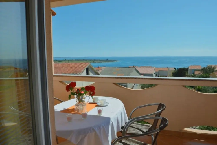 2 Bedrooms Apartment with balcony and with sea view
