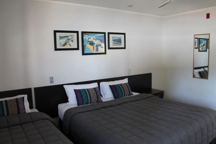 Aquarius Motor Inn