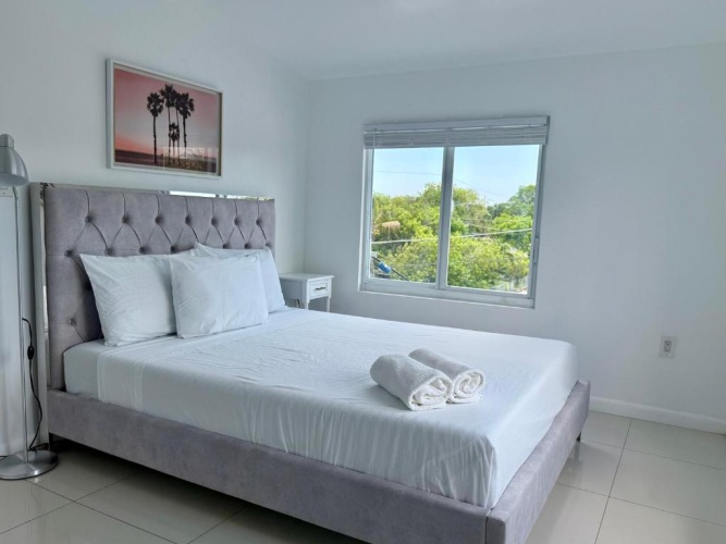 Renzzi Villas - Miami, FL