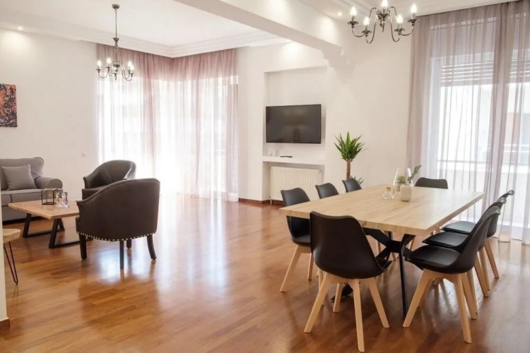Spacious Modern 3BD Apartment