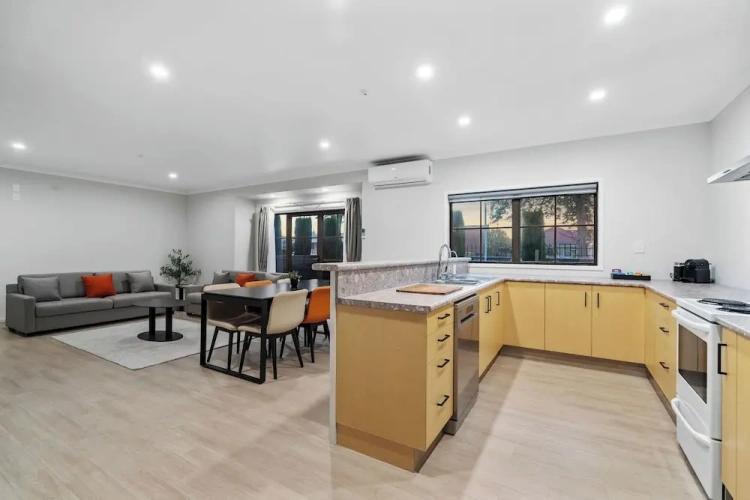 3 Bedrooms Apartment