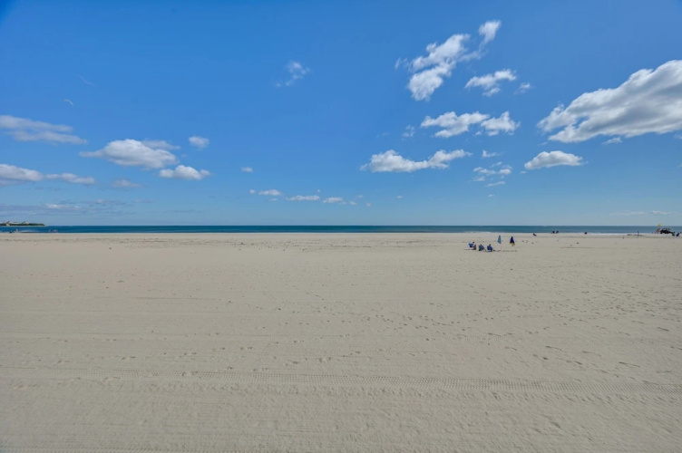 Cozy Hampton Vacation Rental, Walk to Beach!