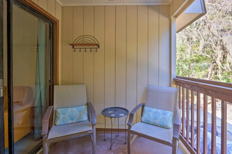 Hilton Head Condo w/ Covered Balcony + Pool Access