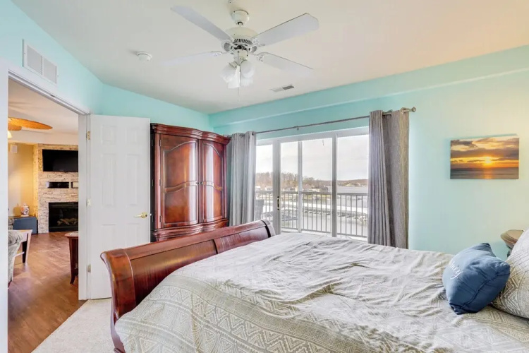 5th-floor Lakefront Condo: Elevator + Pool Access!