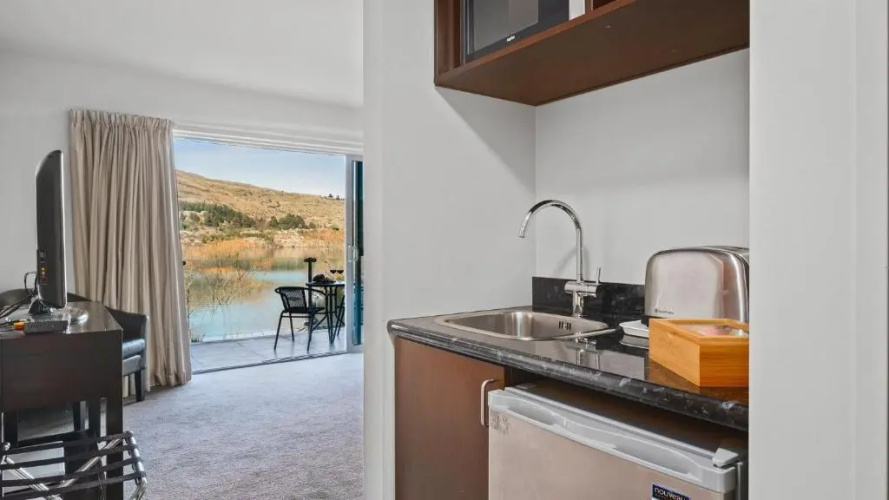 Alpine Lakeside Studio