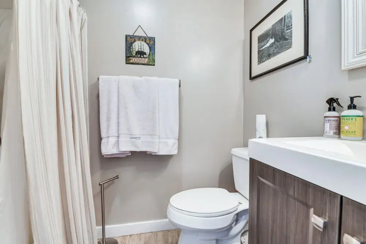 < 1/2 Mi to Sugarbush Resort: Condo w/ Deck!
