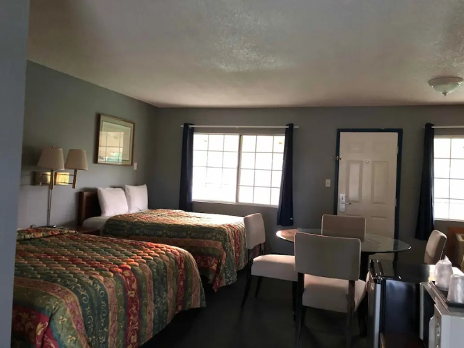 99 Palms Inn & Suites