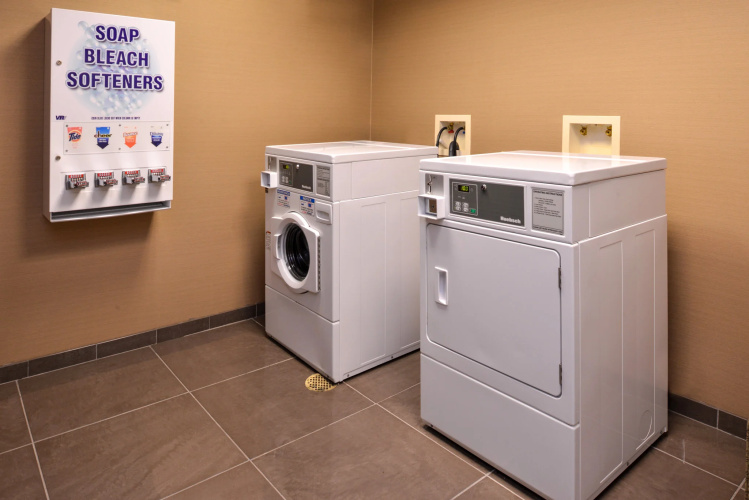 Holiday Inn Express And Suites Fairmont photo 41