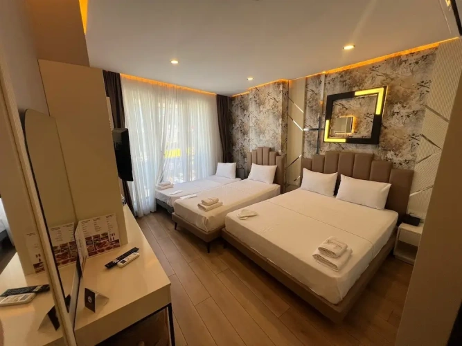 Deluxe Quadruple room with city view