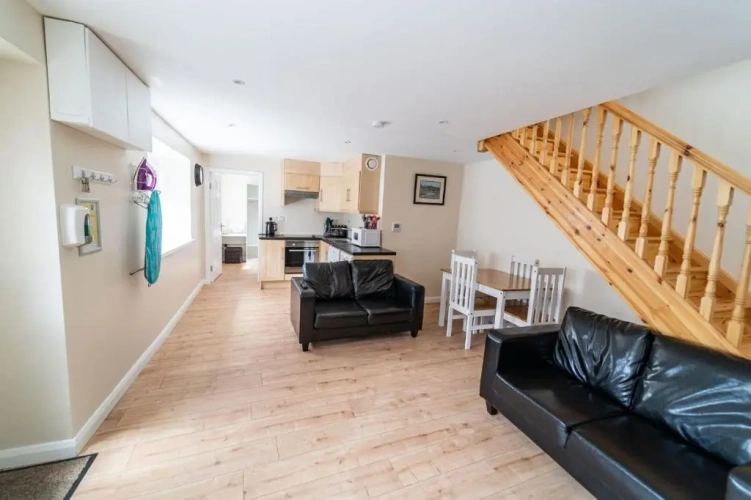 3 Bedrooms Apartment