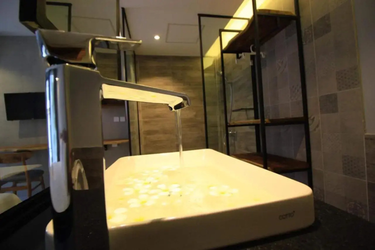 Mango Hotel
