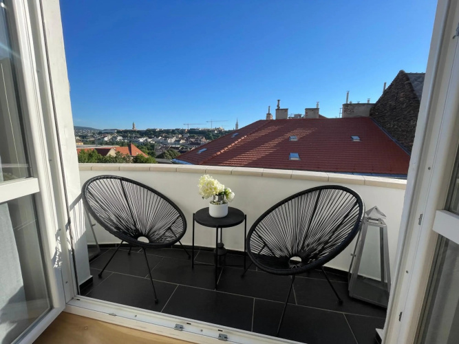 Panoramic Apt. near Chain Bridge