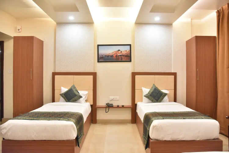 Hotel R K Grand