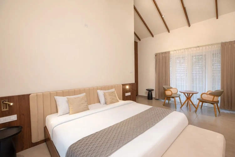 Executive Double room with balcony and with pool view