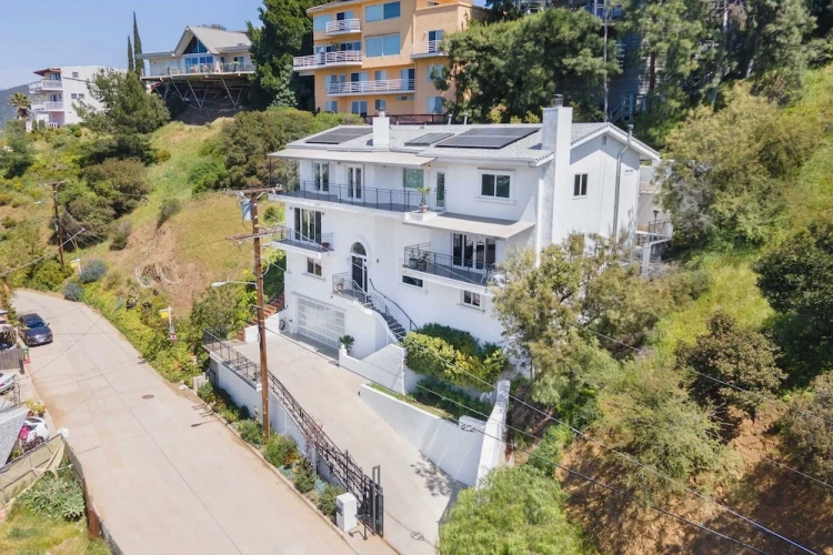 4 Bedrooms Cottage with balcony