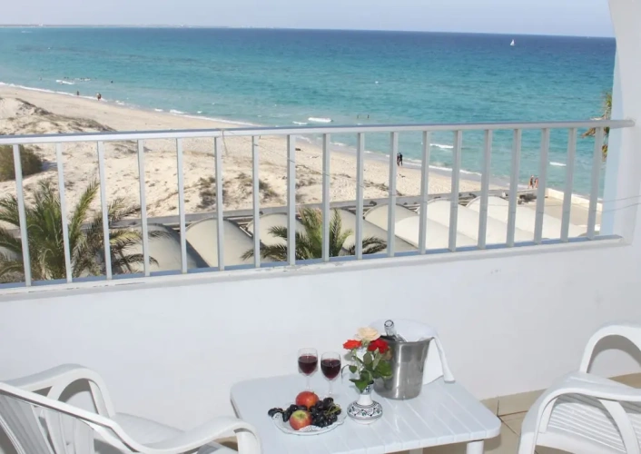 Standard Triple room with sea view