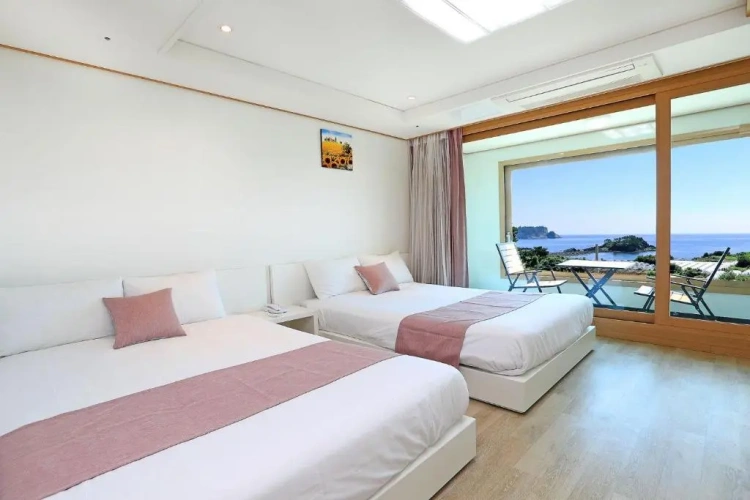 Standard Twin room with sea view