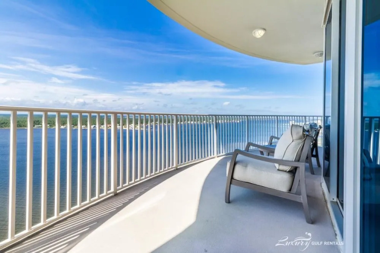 Lagoon Tower PH 17