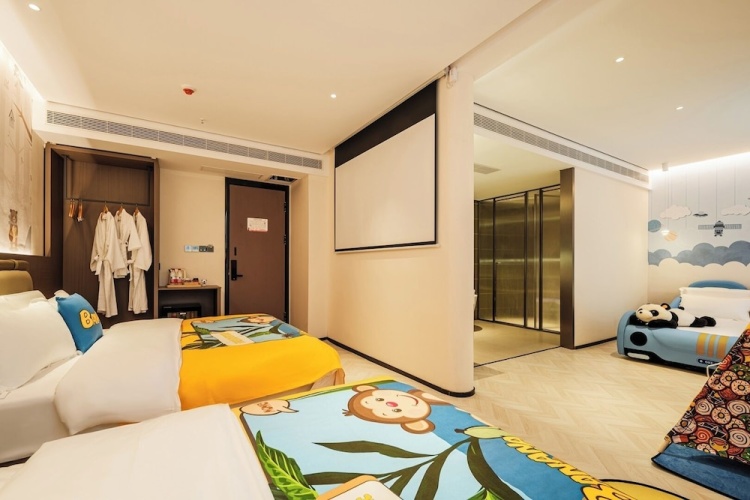 Executive Suite with courtyard view