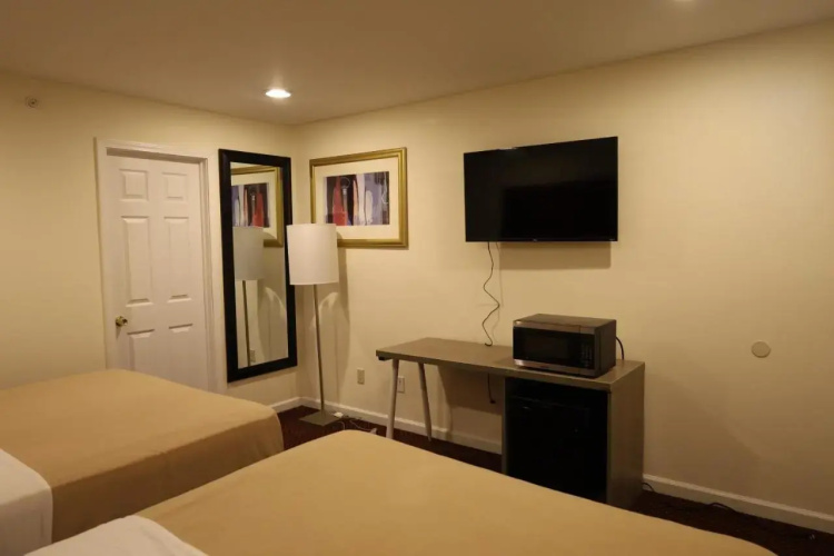 The Warwick Motel and Suites