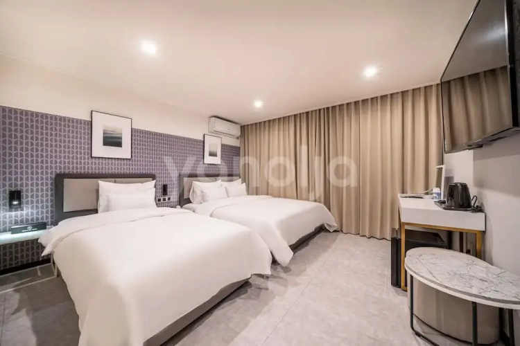 Brown-Dot Hotel