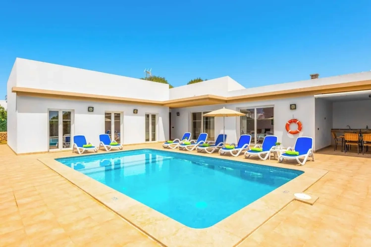 4 Bedrooms Villa