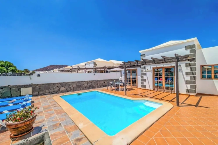 2 Bedrooms Villa
