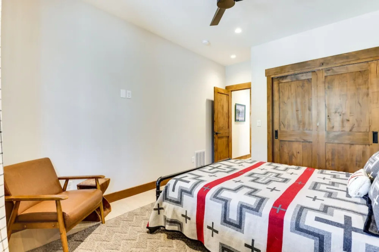 Mountain Views: Luxurious Grand Lake Escape!
