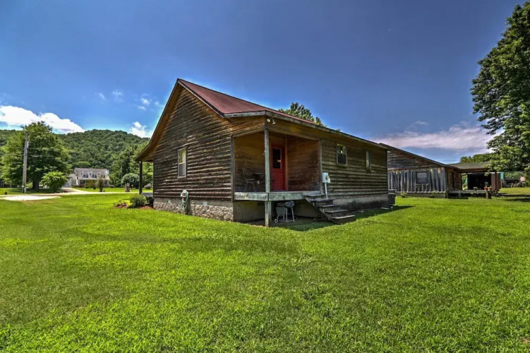Dream Valley Mountain View Cabin w/ Covered Porch!