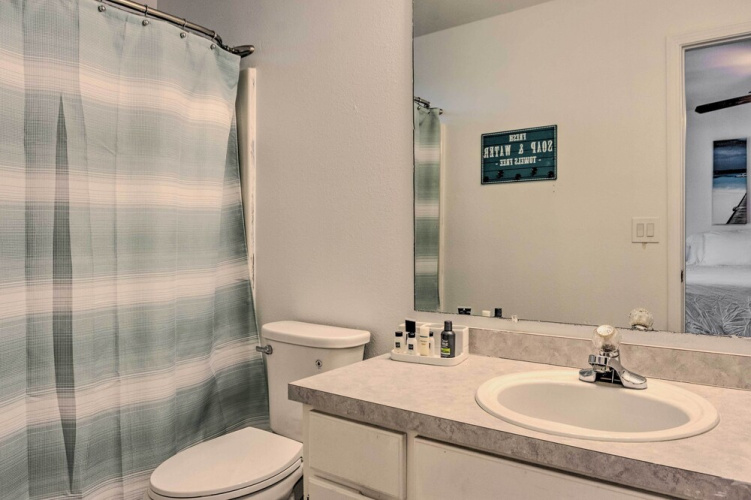 Updated Townhome w/ Deck ~ 12 Mi to Beaches!