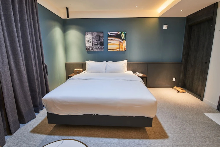 West In Hotel