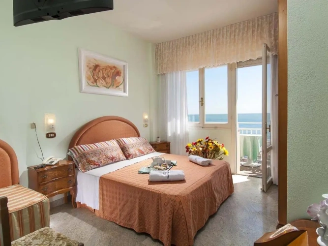 Standard Triple room with sea view