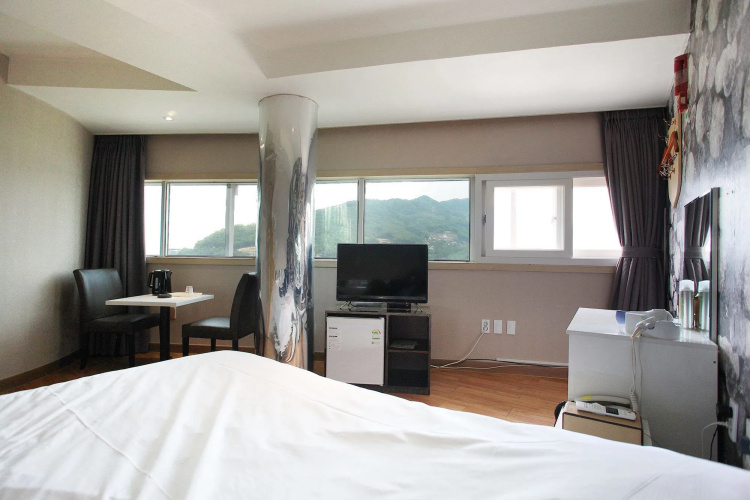 J hotel