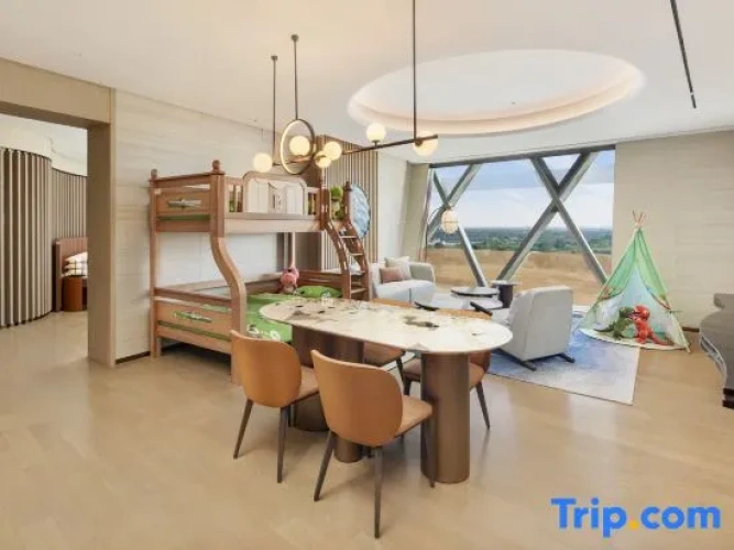 Deluxe Family Suite with lake view