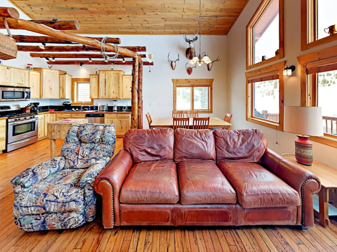 Stylish Mountain Home 4 Bedrooms 3.5 Bathrooms Home
