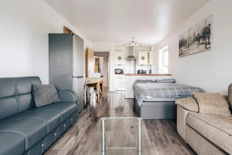 Lloyd St Apartment