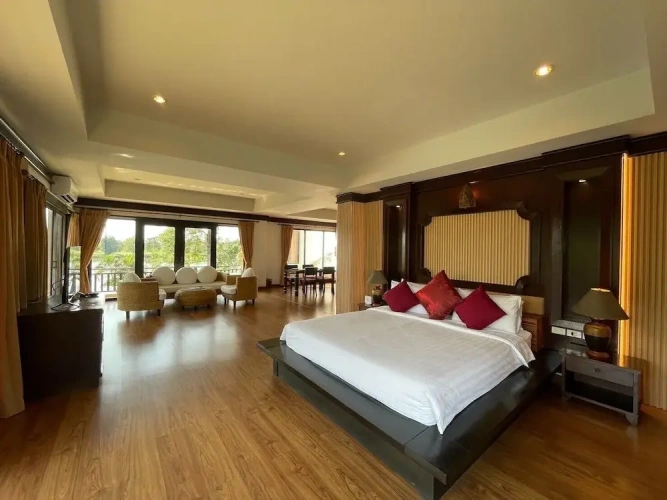 Suite with balcony
