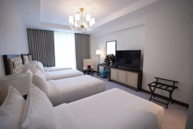 Deluxe Quadruple room with city view