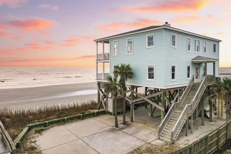 4 Bedrooms Cottage with balcony