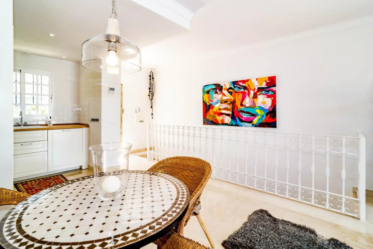 AP165 - Contemporary Scandinavian Style Apartment