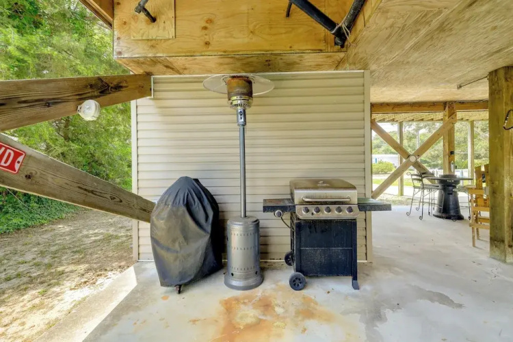 Coastal Emerald Isle Retreat w/ Deck & Grill!