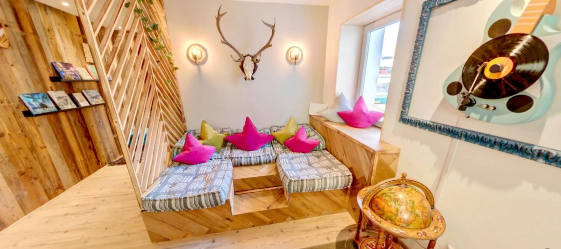 DMG - 'Funky First Floor' Unique Mountain Apartment